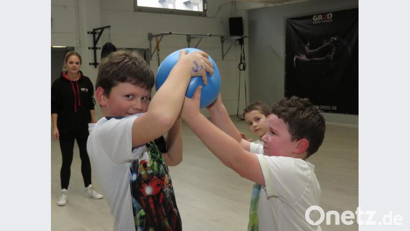 Tim und Dominik rangeln sich mit viel Spaß beim Krav-Maga-Rugby um den Ball. Bild: ubb