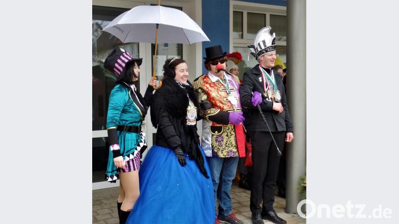 Gefangen vom Charme des Prinzenpaares und gut beschirmt lässt sich Bürgermeister Rudolf Götz ganz ohne Gegenwehr aus dem Rathaus entführen. Seine Gattin hat ihn später „ausgelöst“, aber nur für einen Euro. Also, eigentlich sollte der ihr schon mehr wert sein. Bild: jml