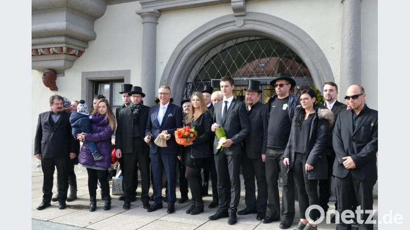 Da hat nur Bürgermeister Franz Stahl zu Lachen: Er bekommt den Rathausschlüssel und das Stadtsäckel zurück. Damit beenden die Tursiana-Mitglieder mit dem Prinzenpaar Michael I. und Michaela II. am Aschermittwoch die Faschingssession. Bild: szl