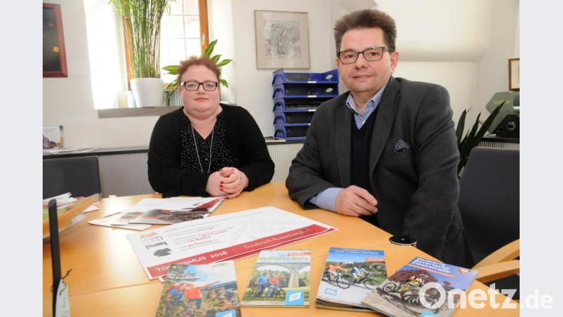 Sie können mit umfangreichem Info-Material dienen: Kerstin König und Fred Tischler organisieren das Angebot für die Gäste. Bild: ge