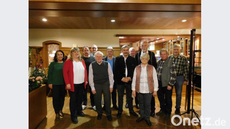 Die Siedlergemeinschaft Ammerthal ehrt Mitglieder für ihre Treue (vorne, von links): Vorsitzende Anita Knorr, Wilfried Heinz, Kreisvorsitzender Reinhard Ott und Lore Rösl;
hinten (von links): Bürgermeisterin Alexandra Sitter, Hans Windl, Thomas Dockter, Robert Weiß, Alois Englhard, Hans Fick, Herbert Schmid und Hartmut Niewierra. Bild: mof