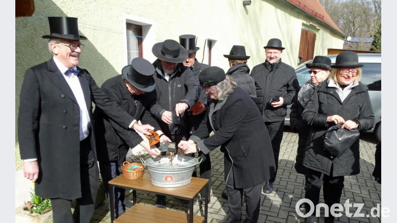 Geldbeutelwaschen in Rothenstadt: Das Kleingeld rauswaschen, damit wieder Scheine nach durchzechten Faschingsnächten Platz finden können. Bild: Dobmeier