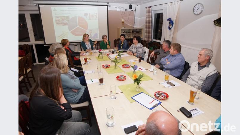 Anja Preuß, Marlene Groitl und Inge Schrott (Stirnseite von links) konnten zahlreiche Vereinsvertreter im Sportheim in Dürnsricht zu einem ersten Erfahrungsaustausch begrüßen. Bild: nib