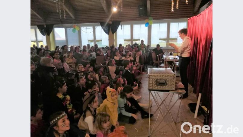 Kinderfasching in Speinshart: Marius Koslowski verzaubert Groß und Klein. Bild: rod