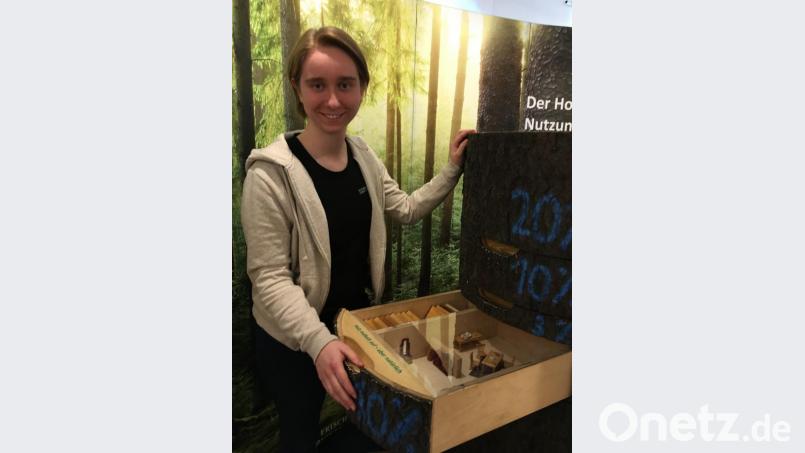 Hannah Sieren zeigt eine der vielen Schubladen zur Holznutzung Bild: ihl