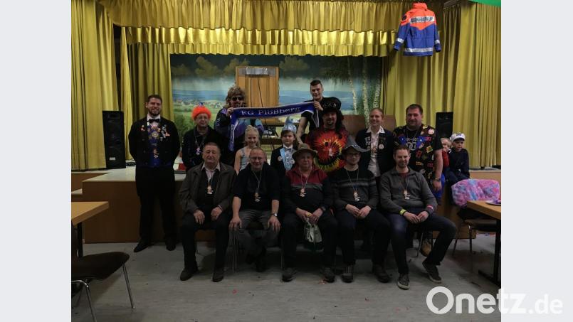Die Ordensträger, von links stehend Hofmarschall Phillip Krapfl, Klaus Sladky, Andy Schwamberger, Prinzessin Nina I, Prinz Julius I, Hannes Heldwein, Florian Schwamberger, Tanja Betz, Roland Heldwein sowie sitzend (von links) Michael Heldwein sen., Gerald Helm, Lothar Schicker, Philip Sertl, Florian Sölch. Bild: rdh
