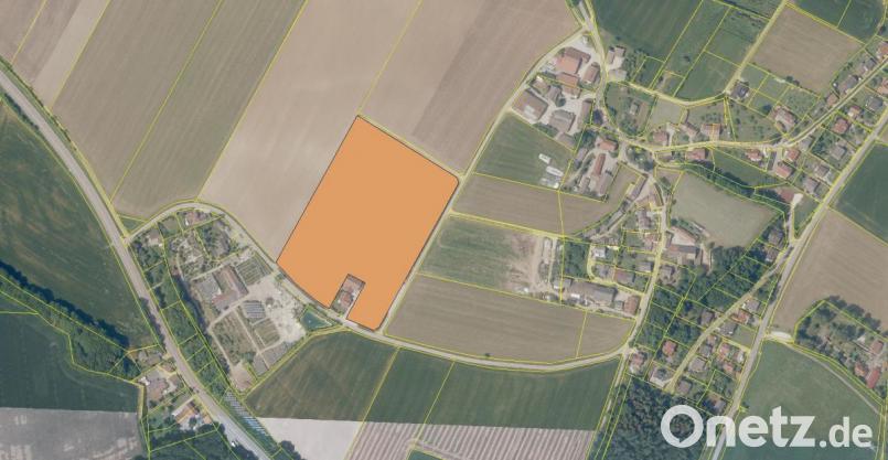 Der Brunnerhof soll erweitert werden. Vom Landwirt ist auf der orange eingefärbten Fläche ein Strohschweinemaststall geplant. Bild: exb