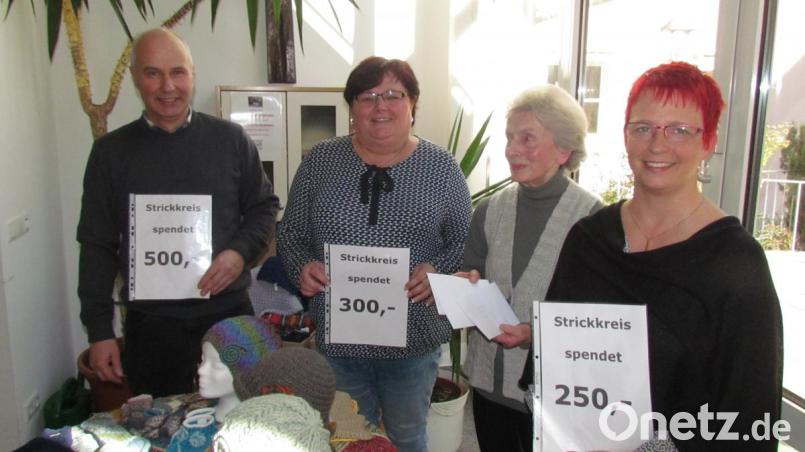Die Spenden des Strickkreises überreicht Waltraud Steinbrückner (Dritte von links) an Bernhard Forster (von links), Helga Dippel und Barbara Krauthahn, die sich über die unerwarteten Zuwendungen freuen. Bild: is
