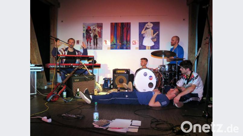 Gemütlich wie im Wohnzimmer: Ein Solo von Matze, seine Band lauscht aufmerksam. Bild: ubb