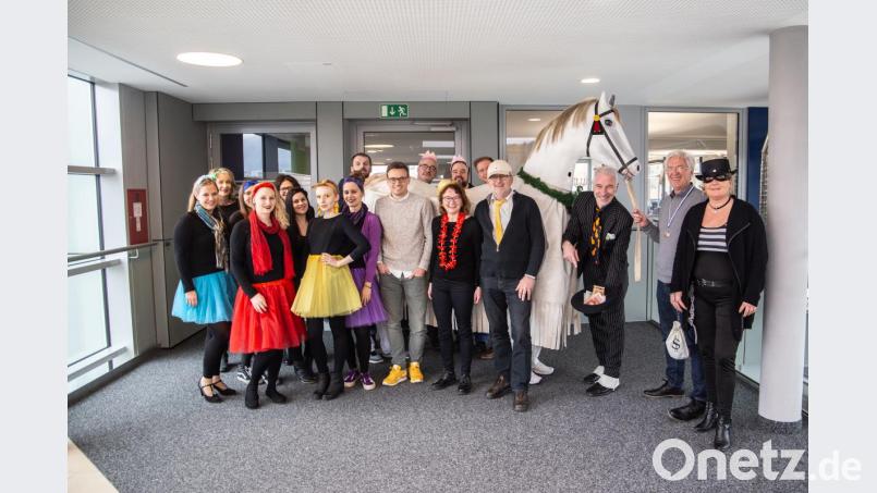 Bei Oberpfalz-Medien steigert nicht nur Chefredakteur Norbert Gottlöber (Zweiter von rechts.), auch die Mitarbeiter legen Geld für den Schimmel in den Hut. Bild: Lukas Meister