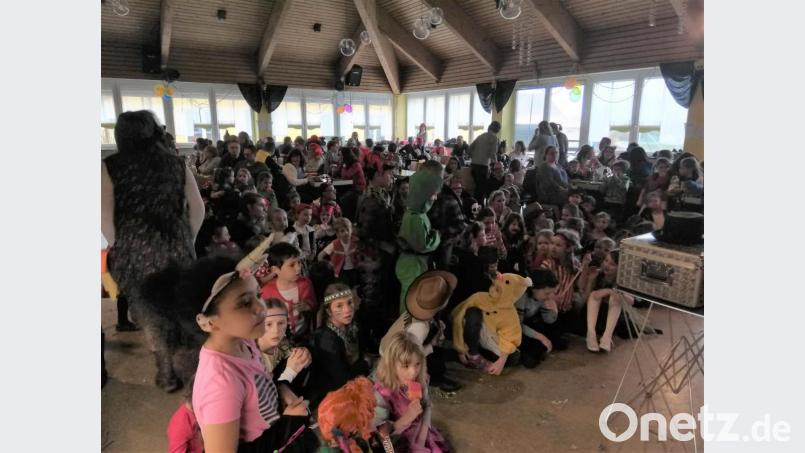 Kinderfasching in Speinshart: Marius Koslowski verzaubert Groß und Klein. Bild: rod
