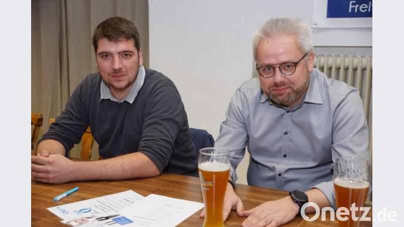 Die Geldkassette der CSU übernahm Christian Wolf (links) von Roman Melzner (rechts). Bild: bkr