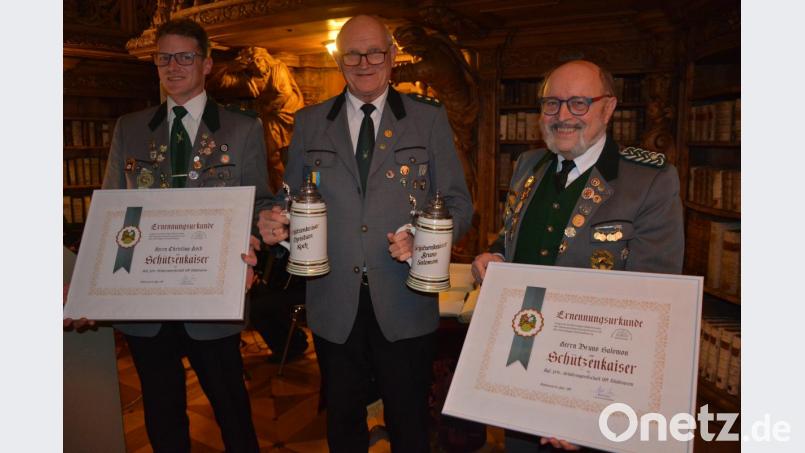 Erstmals ernannte die Königlich-privilegierte Schützengesellschaft Waldsassen Schützenkaiser. Zuteil wurde die Ehre Bruno Salomon (rechts) und Christian Koch (links). Schützenmeister Alfred Koch überreichte beiden Schützen zudem den Schützenkaiser-Krug. Bild: jr