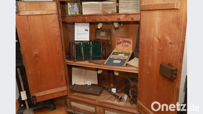 Im &quot;Musikschrank&quot; der Sonderausstellung ist das Banoneon neben anderen Musikinstrumenten zu finden. Bild: njn