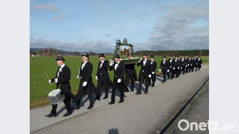 Die Aschermittwoch-Gesellschaft Klardorf war mit Frack und Zylinder unterwegs. Bild: kga