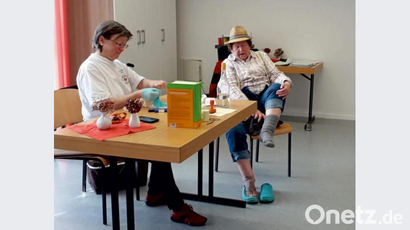 Richtig gut unterhalten wurden die Senioren der BRK-Pflege bei ihrer Faschingsfeier. Im Sketch „Beim Orthopäden“ brachte der Patient (Eva Eichermüller) mit seinen schmutzigen Füßen den Orthopäden (Edith Uschold) schier zur Verzweiflung. Bild: ow