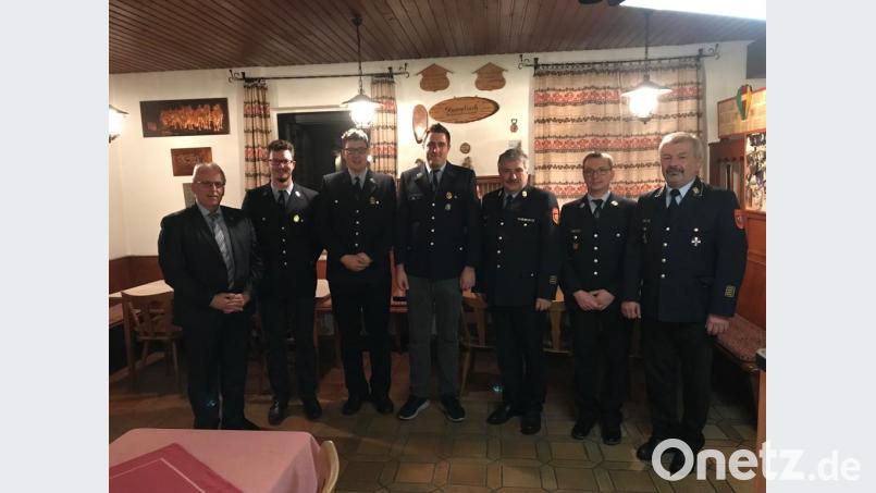 Der Vorstand der Feuerwehr Trondorf und die Ehrengäste (von links): Bürgermeister Winfried Franz, Johannes Poppel, Alexander Rupprecht, Johannes Strobel, Kreisbrandinspektor Hans Sperber, Kreisbrandmeister Christian Meier und Kreisbrandrat Fredi Weiß. Bild: exb