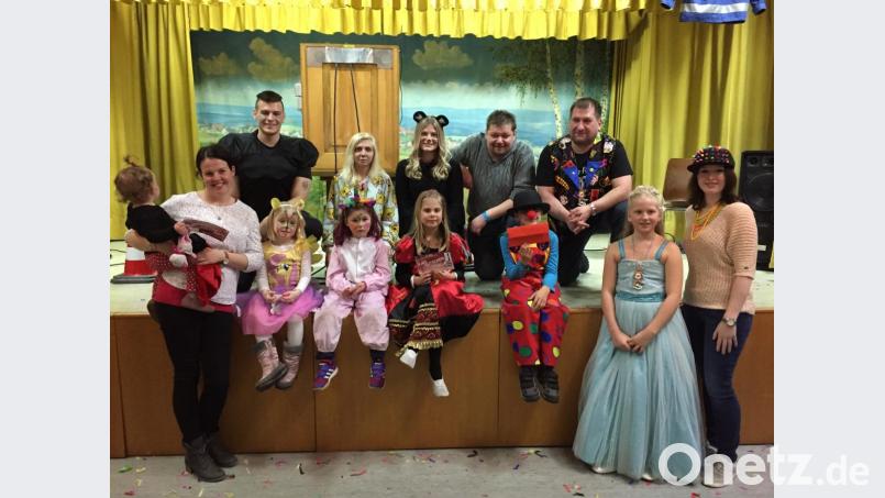 Das Bild zeigt die Sieger der Maskenprämierung (vordere Reihe) mit Prinzessin Nina I. von der FG Plößberg (Zweite von rechts) und der Jury. stehend rechts Anke Sladky; von links hintere Reihe: Hannes Heldwein, Sabine Baier, Miriam Heldwein, Jörg Schicker und Organisator Roland Heldwein. Bild: rdh