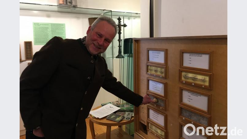 Forstdirektor Alwin Kleber kann alle Fragen in diesem Quizkasten beantworten. Wer aufmerksam durch die Ausstellung geht , kann es ihm gleich tun.. Bild: ihl