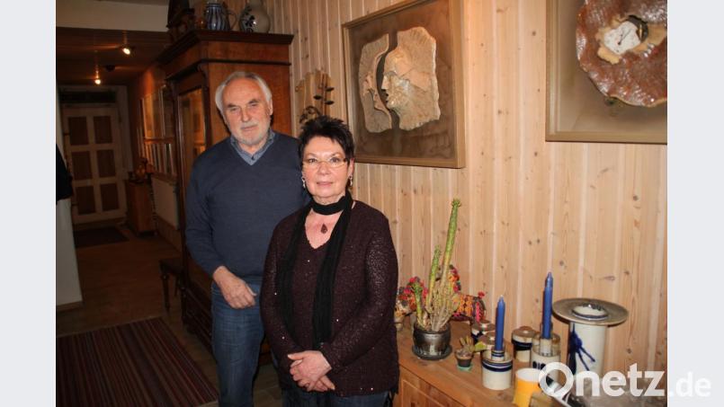 Ursula Zettler (rechts), Witwe des Grafikers und Designers Lutz Zettler, lebt in ihrem Haus mit den zahlreichen Werken ihres verstorbenen Mannes. Ernst Umann (links) und der Oberpfalzverein wollen in einer Werkschau an den vielseitigen Künstler erinnern. Bild: prh