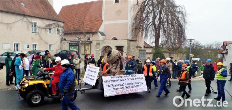 Das muss doch mal deutlich gesagt werden: „Die Feuerwehr stellt dieses Jahr zum ersten Mal das Prinzenpaar!“ Und sie lassen für die Großbaustellen der Gemeinde schon mal den Betonmischer an. Bild: jml