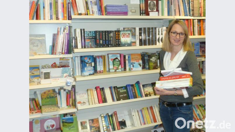 Buchhändlerin Heike Hagl freut sich, wenn sie Kunden beraten und ihnen Tipps für einen interessanten oder aufregenden Lesestoff geben kann. Bild: Portner