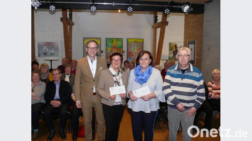 Bürgermeister Bernd Sommer, Edith Lippert, Nicole Fürst und Seniorenbeauftragter Siegfried Achatz (von links) bei der Übergabe der Spenden der Senioren im Kunsthaus. Bild: kgg