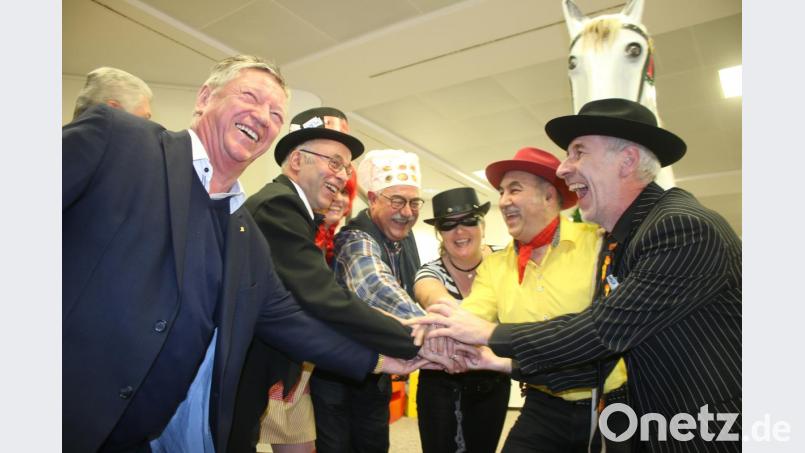 Verwaltungsrat Hans-Günter Höhbauer, stellvertretender Landrat Albert Nickl, Bürgermeister Rupert Troppmann aus Neustadt, Verkäuferin Beate Merkel, Vorstandsvorsitzender Josef Pflaum und Verkäufer Jürgen Laubert schlagen auf den erfolgreichen Kauf ein. Bild: sne