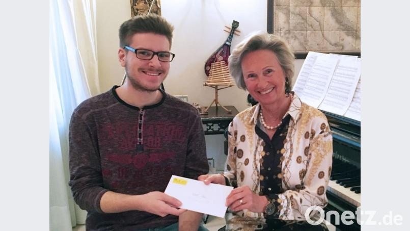 Theodora Kupke zeichnet Daniel Zaus mit einem Stipendium der Kreismusikschule aus. Bild: zch