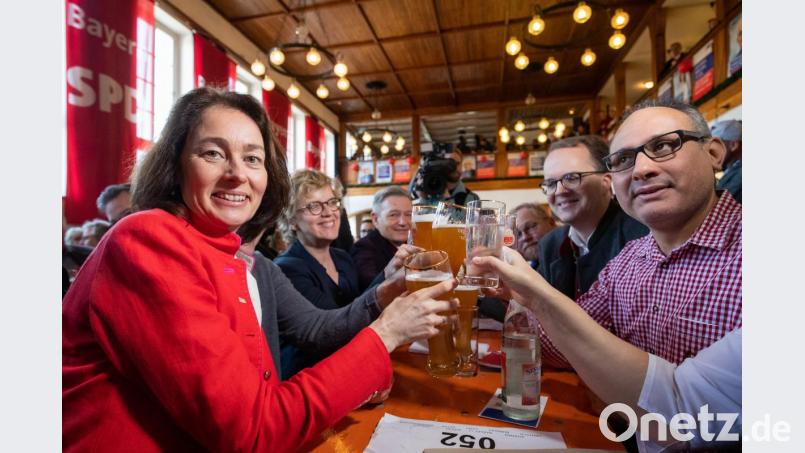 Katarina Barley (links, SPD), Europawahl-Spitzenkandidatin und Bundesjustizministerin, stößt mit dem Amberger Europa-Abgeordneten Ismail Ertug (rechts), Natascha Kohnen, Landesvorsitzende der SPD in Bayern, und Markus Rinderspacher beim Politischen Aschermittwoch der SPD im Wolferstetter Keller an. Bild: Daniel Karmann/dpa