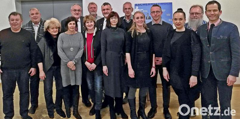 Vorsitzende Hans-Jürgen Gmeiner (Achter von links) erhielt wieder das Vertrauen seiner Ortsgruppe. Bild: R. Kreuzer