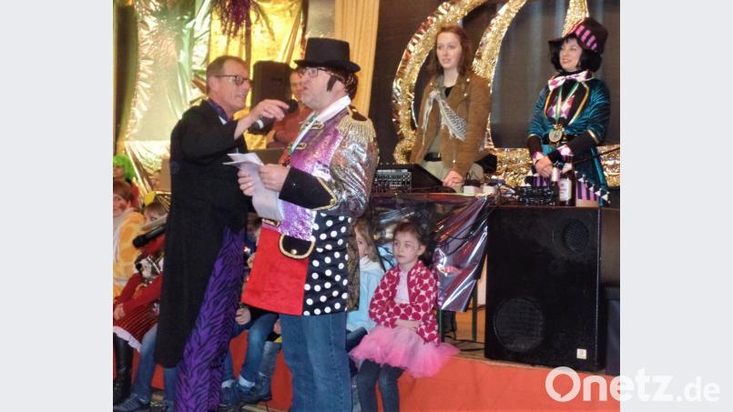 Erst nachdem Bürgermeister Rudolf Götz seine Ansprache ans närrische Volk gehalten hatte, durfte der seine heißgeliebte, aber reichlich leere Gemeindekasse wieder in Empfang nehmen. Moderator Stefan Gebhardt hatte als Mikrofonhalter „niedere Dienste“, wie er sagte, zu verrichten. Bild: jml