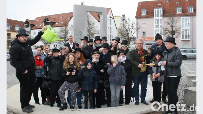 Die Bestandsaufnahme beim traditionellen Geldbeutelwaschen der Faschingsgesellschaft Wiesau Weiß-Blau ist ernüchternd. Die Geldbeutel sind leer. Kurzerhand holt Roland Oppl seine Gartengießkanne, weil der Rathausbrunnen derzeit noch außer Betrieb ist. Bild: wro