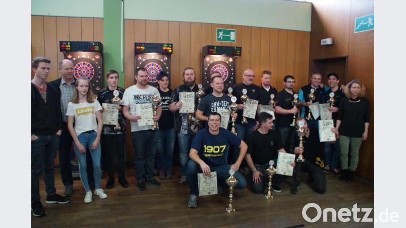 Die Ligasekretäre Petra, Simone und Alexander Kraus gratulieren den Dartmeistern zu ihren Erfolgen und feierten gemeinsam das &quot;10-Jährige Ostmark-Liga-Jubiläum&quot;. Bild: gz