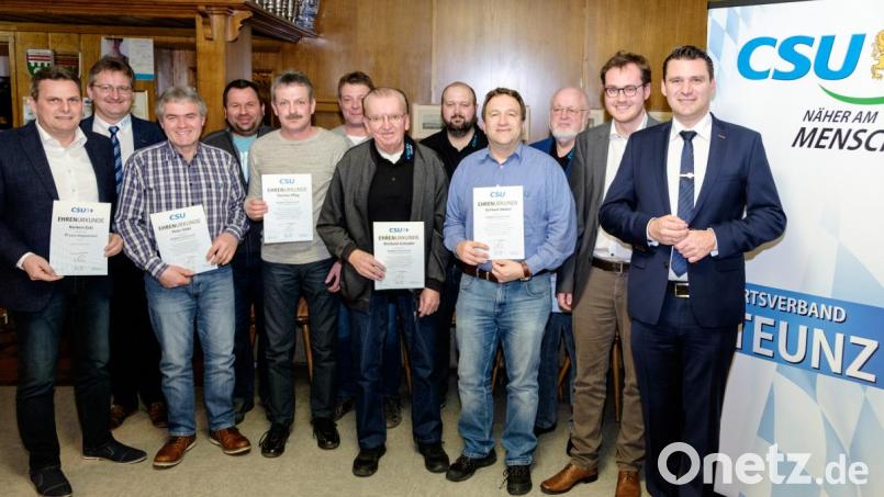 Die Geehrten freuen sich über die Glückwünsche von Ortsvorsitzenden Adolf Hammer (Zweiter von links), Landrat Thomas Ebeling (von rechts) und dem CSU-Kandidaten für die Europawahl, Tobias Ehrenfried. Bild: tkr