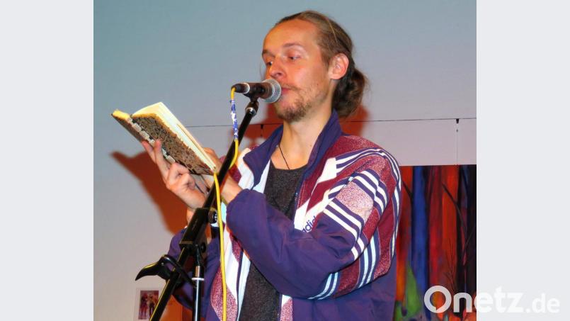 Ohne sein poetisches Tagebüchlein geht Matze auf keine Bühne. Und es steht wahrlich viel "Blödsinn" drin, zur Erheiterung des Publikums. Bild: ubb