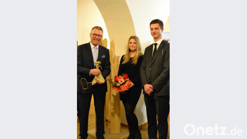 Da hat nur Bürgermeister Franz Stahl zu Lachen: Er bekommt den Rathausschlüssel und das Stadtsäckel zurück. Mit der Schlüsselrückgabe beenden die Tursiana-Mitglieder mit dem Prinzenpaar Michael I. und Michaela II. am Aschermittwoch die Faschingssession. Bild: szl
