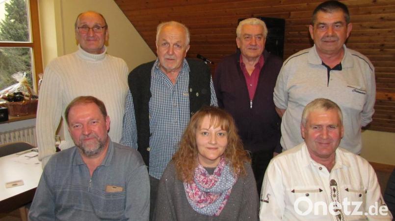 Ein neuer Vorstand ist gewählt. Neuer Bezirksvorsitzender ist Karl Heinz Lehner (vorne, von links), Sylvia Böttcher ist neue Schriftführerin, scheidender Vorsitzender ist Franz Kummetsteiner. Hinten im Bild sind neuer Beisitzer Josef Sorgenfrei (von links), Kassenprüfer Hans Bauernfeind, neuer stellvertretender Vorsitzender Karl Riedl und Schatzmeister Heinz Stegerer. Bild: is
