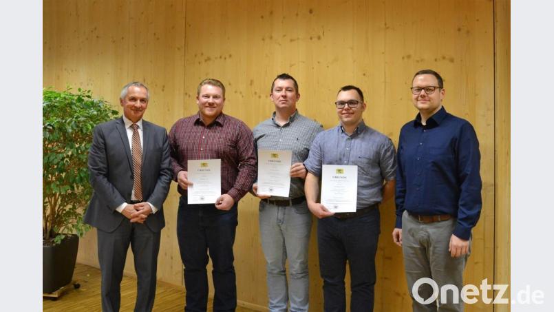 Behördenleiter Thomas Gollwitzer (links) und Personalratsvorsitzender Christian Keller (rechts) gratulierten den Absolventen: Robert Reil, Ingo Rinaldi und Benedikt Hacker (von links). Auf dem Bild fehlt Julian Franz. Bild: exb
