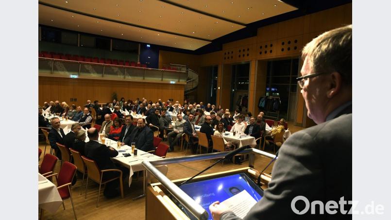Oberbürgermeister Michael Cerny (am Rednerpult) leitete den Politischen Aschermittwoch der Amberger CSU ein. Hauptredner war dann Heimatminister Albert Füracker. Bild: Petra Hartl