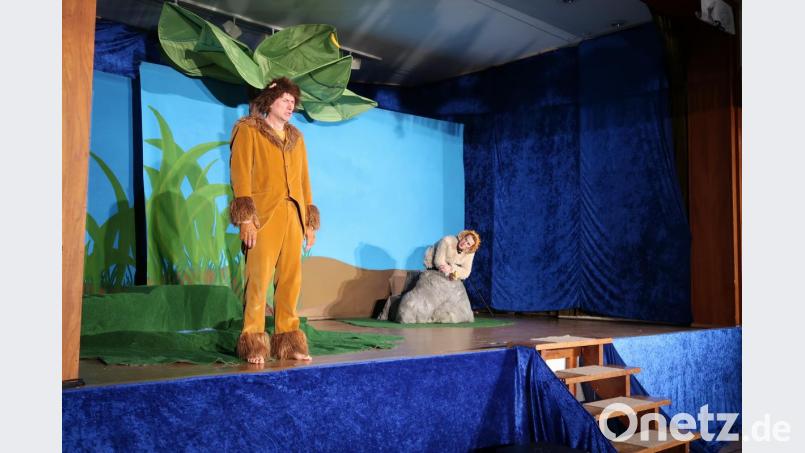Die Schauspieler Gernot Ostermann und Catarina Schneider zeigten den Kindern viele witzig charakterisierte Tiere. Bild: exb