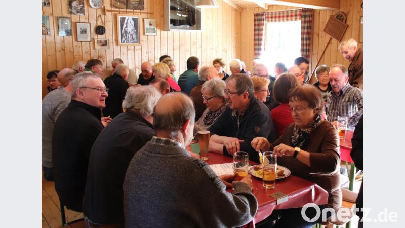 In gemütlicher Runde lässt sich der Fisch am Aschermittwoch in der urigen Hütte der Bergknappen besonders gut genießen. Bild: Thomas Dobler