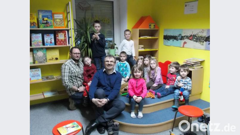 Pfarrer Martin Besold (vorne) las in der Bücherei vor. Bild: jbe