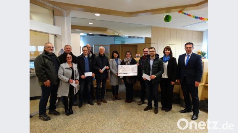 Über einen warmen Geldregen freuen sich (von links) Günter Kuhbandner und Susanna König (Hirschberger Fähnlein zu Schwarzenreuth), Thomas Philbert (Heimatverein Witzlasreuth), Thomas Seidl (Feuerwehr Oberwappenöst), Harald Heining (Heimatverein Witzlasreuth), Peter König (Männergesangsverein Neusorg), Daniela Burger (Kinderhaus St. Josef Neusorg), Sabine Schinner (Kinderhaus Steinwaldzwerge Pullenreuth), Andreas Michl (Schützenverein Pullenreuth) und Tobias Geisler (Sonnenblicke Nordoberpfalz). Von rechts: Vorstandssprecher Joachim Geyer und Geschäftsstellenleiterin Cornelia Wöhrl. Bild: twg