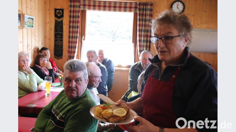 Sehnsüchtige Blicke und der stille Wunsch: „Hoffentlich stellt sie den Teller zu mir.“ Denn wegen des Andrangs mussten die Gäste Wartezeiten in Kauf nehmen. Bild: Thomas Dobler