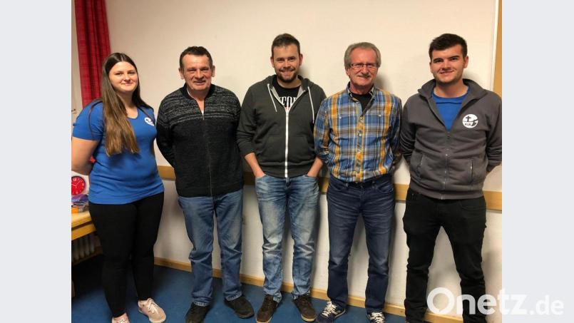 Nach der Siegerehrung beim Preisschafkopf der KLJB Wernersreuth, von links Vorsitzende Louisa Rosner, die Gewinner Erich Friedl, Mario Sturm in Vertretung für Alexander Sturm sowie Martin Scharnagl und Vorsitzender Thomas Meyer. Bild: enz
