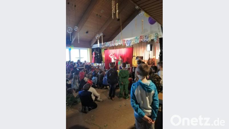 Kinderfasching in Speinshart: Marius Koslowski verzaubert Groß und Klein. Bild: rod