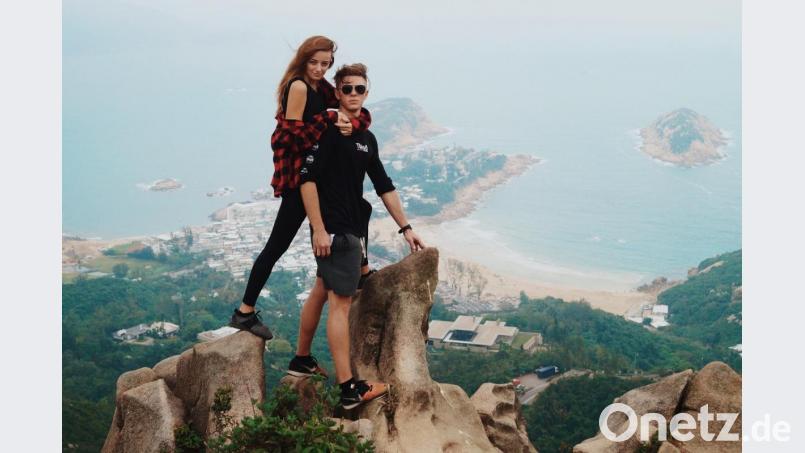 Wenn die gebürtige Konnersreutherin nicht gerade modelt oder Hausarbeiten schreibt, genießt sie mit ihrem Freund Yura Suvorov beim Wandern die Natur rund um die Millionenstadt Hongkong. Bild: Laura Scharnagl/privat/exb