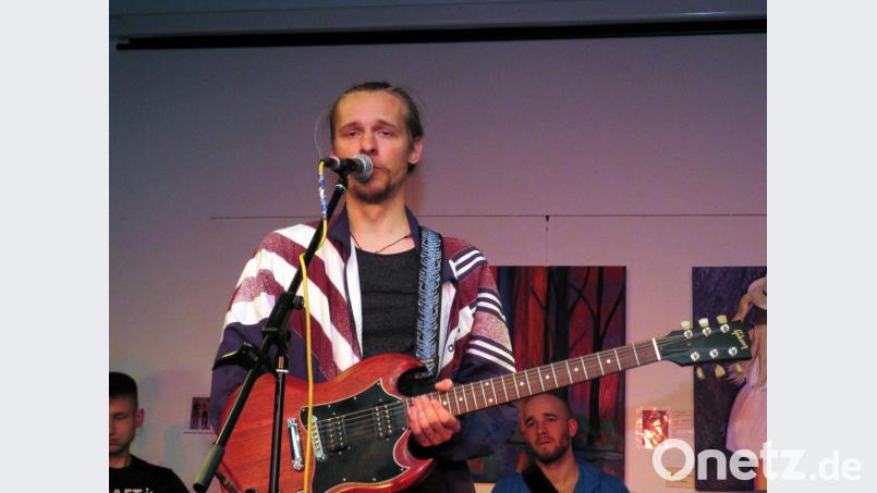 An der Gitarre wird Matze Wolf immer mehr zum Meister, sein Wortwitz hat an Schärfe nicht verloren. Bild: ubb