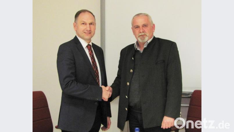 Ludwig Biller (rechts) gratuliert Richard Kammerer (links) zur Wahl als Vorsitzender des Wasserzweckverbands Mantel-Weiherhammer, was derzeit wegen verschiedener Probleme kein leichtes Amt ist. "Wer mich kennt weiß, dsas ich mich vor Herausforderungen nicht fürchte", so Richard Kammerer zuversichtlich. Bild: sei